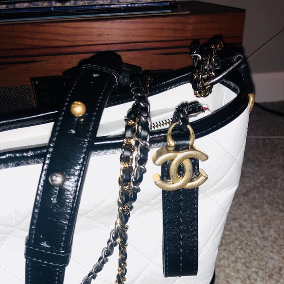 CHANEL Gabrielle Hobo Bag Medium White & Black - Picture 5 of 5
